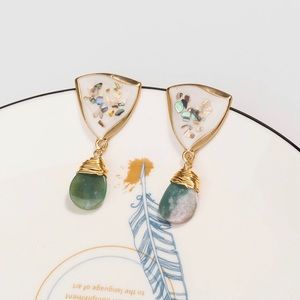 Retro Triangle White Color Small Shell Earrings Natural Ágata Stone.